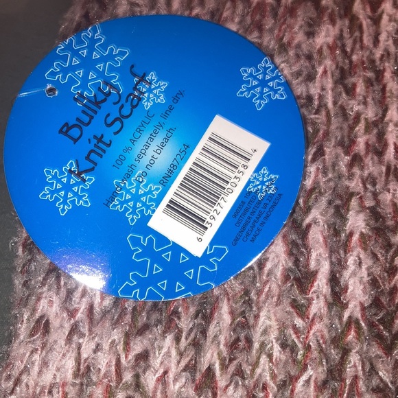 Woman’s scarf. New with tags - Picture 3 of 4